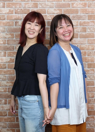 デビュー２５周年を迎えた「花＊花」のおのまきこ（左）、こじまいづみ＝神戸市中央区（撮影・丸山桃奈）