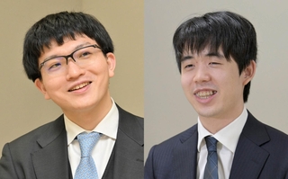 藤井聡太王位（右）と永瀬拓矢九段