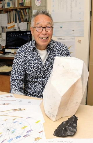 らせんを題材にした作品のイメージ図と隕石、大理石を前に構想を語る植松奎二さん＝大阪府箕面市