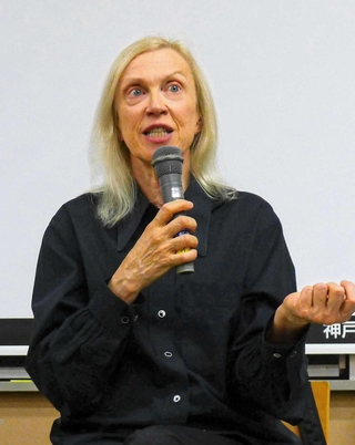 学生らを前に講演するヴァレリー・スティールさん＝神戸市灘区鶴甲３、神戸大学