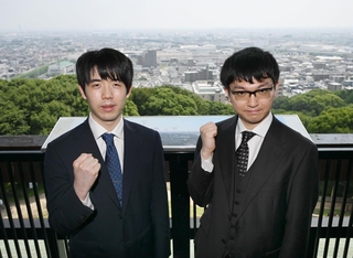 市街地を背に、王位戦第１局での健闘を誓う藤井聡太王位（左）と永瀬拓矢九段＝４日午後、愛知県小牧市