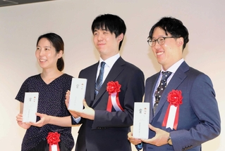 関西囲碁将棋記者クラブ賞などの表彰式に出席した（左から）福間香奈女流六冠、藤井聡太七冠、井山裕太二冠＝６月１９日、大阪府高槻市、関西将棋会館