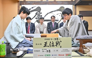 第１局で初手を指す永瀬拓矢九段（右）。左は藤井聡太王位＝５日午前、愛知県小牧市、合掌レストラン大蔵