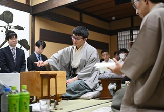 千日手指し直し局の２日目、封じ手を指す永瀬拓矢九段（中央）＝６日午前、愛知県小牧市、「合掌レストラン大蔵」