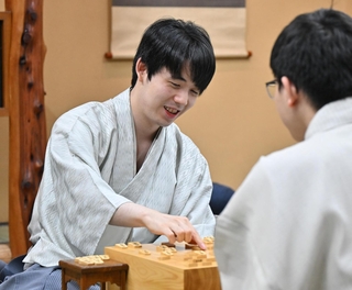 指し直し局で勝ち、対局を振り返る藤井聡太王位（左）＝６日午後、愛知県小牧市、合掌レストラン大蔵
