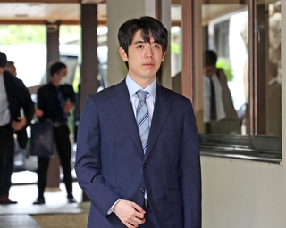 会場入りする藤井聡太王位＝１４日午後、神戸市北区有馬町、中の坊瑞苑（撮影・丸山桃奈）