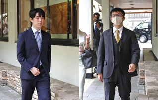会場入りする藤井聡太王位（左）と永瀬拓矢九段＝１４日午後、神戸市北区有馬町、中の坊瑞苑（撮影・丸山桃奈）