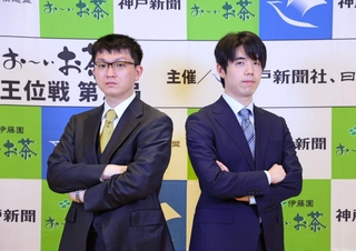 第２局に向けて意気込む藤井聡太王位（右）と永瀬拓矢九段＝１４日午後、神戸市北区有馬町、有馬温泉の旅館「中の坊瑞苑」（撮影・丸山桃奈）