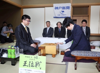 対局室で盤駒を確認する藤井聡太王位（手前右）と永瀬拓矢九段（同左）＝１４日午後、神戸市北区有馬町、有馬温泉の旅館「中の坊瑞苑」（撮影・丸山桃奈）