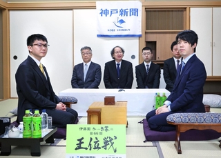 対局室を検分した藤井聡太王位（右）と永瀬拓矢九段＝１４日午後、神戸市北区有馬町、有馬温泉の旅館「中の坊瑞苑」（撮影・丸山桃奈）