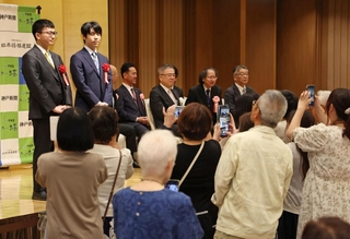 前夜祭では藤井聡太王位と永瀬拓矢九段をファンが撮影する企画も＝１４日午後、神戸市北区有馬町、有馬グランドホテル（撮影・丸山桃奈）