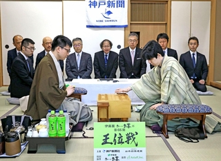 第２局で初手を指す藤井聡太王位（右）。左は永瀬拓矢九段＝１５日午前、神戸市北区有馬町、有馬温泉の旅館「中の坊瑞苑」（撮影・小林良多）