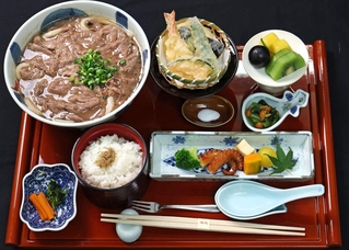 永瀬拓矢九段が１日目の昼食に選んだ「神戸牛肉うどん膳」大盛り＝１５日午後、神戸市北区有馬町、中の坊瑞苑（撮影・小林良多）