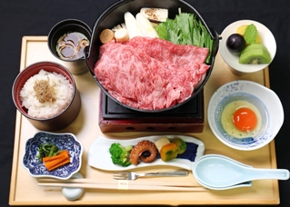 藤井聡太王位が１日目の昼食に選んだ「神戸牛すき鍋膳」＝１５日午後、神戸市北区有馬町、中の坊瑞苑（撮影・小林良多）