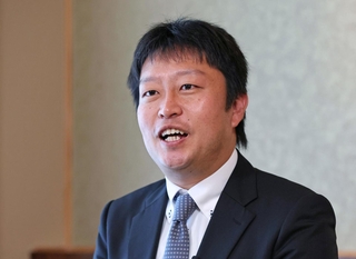 王位戦第２局の序盤の展開を解説する副立会人の船江恒平七段＝１５日午前、神戸市北区有馬町、中の坊瑞苑（撮影・小林良多）