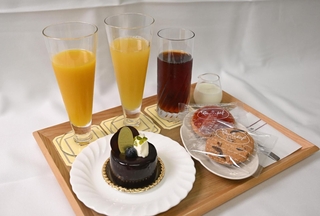 永瀬拓矢九段が１日目午後のおやつに選んだチョコレートケーキ「カルマ」やマンゴージュースなど＝１５日午後、神戸市北区有馬町、中の坊瑞苑（撮影・風斗雅博）