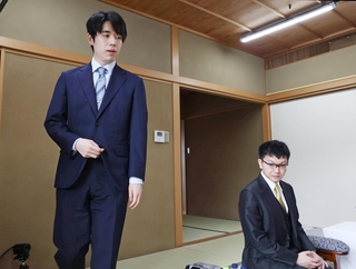 検分のため対局室に入室する藤井聡太王位（左）。右は永瀬拓矢九段＝１４日午後、神戸市北区有馬町、有馬温泉の旅館「中の坊瑞苑」（撮影・丸山桃奈）