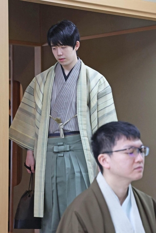 第２局の対局室に入る藤井聡太王位＝１６日午前８時４７分、神戸市北区有馬町、有馬温泉の旅館「中の坊瑞苑」（撮影・丸山桃奈）