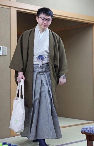 対局室に入る永瀬拓矢九段＝１６日午前８時３７分、神戸市北区有馬町、有馬温泉の旅館「中の坊瑞苑」（撮影・丸山桃奈）