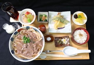 永瀬拓矢九段が２日目の昼食に選んだ「神戸牛肉うどん膳・大盛」と氷なしのアイスミルクティー＝１６日午後、神戸市北区有馬町、中の坊瑞苑（撮影・丸山桃奈）