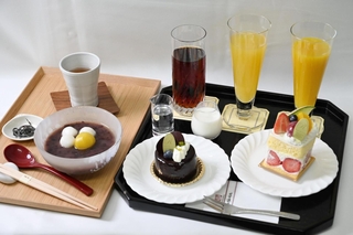 永瀬拓矢九段は「フルーツケーキ」と「カルマ」に加え「白玉冷やしぜんざい」。「マンゴージュース（氷なし）」、「パインジュース（氷なし）」、「アイスミルクティー（氷なし、シロップあり）」も＝１６日午後、神戸市北区有馬町、中の坊瑞苑（撮影・斎藤雅志）