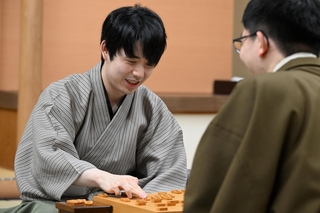 永瀬拓矢九段（右）と対局を振り返る藤井聡太王位＝１６日午後７時１６分、神戸市北区有馬町、中の坊瑞苑（撮影・斎藤雅志）