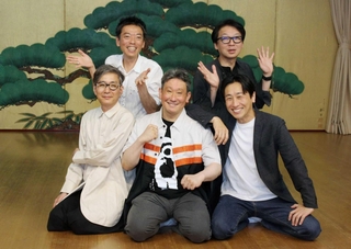 稽古場で意気込みをかたるメンバー。前列右から時計回りに茂、千五郎、千之丞、宗彦、逸平＝京都市上京区