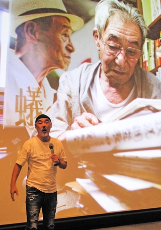 「蟻の兵隊」の一場面を挙げ、学生に講義する池谷薫監督＝神戸市西区学園西町８