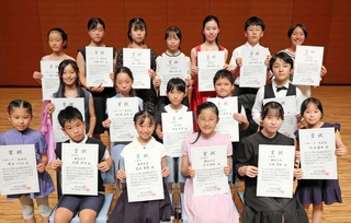 昨年の第３４回兵庫県学生ピアノコンクール本選の入賞者たち＝神戸新聞松方ホール