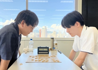 Ａ級決勝で対局する立石径さん（左）と佐々木優綺さん＝２６日、神戸市中央区東川崎町１、神戸新聞社