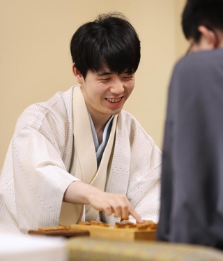 第３局で永瀬拓矢九段に勝ち、対局を振り返る藤井聡太王位＝３０日午後、北海道千歳市、ポルトムインターナショナル北海道