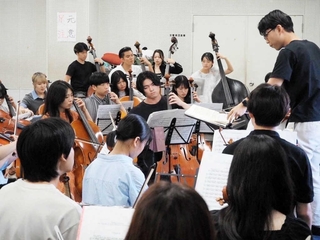 定期演奏会に向けて練習に励む関西学院交響楽団の団員＝西宮市上ケ原一番町（同楽団提供）