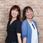デビュー２５周年を迎えた「花＊花」のおのまきこ（左）、こじまいづみ＝神戸市中央区（撮影・丸山桃奈）