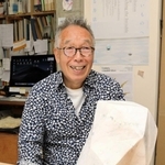 らせんを題材にした作品のイメージ図と隕石、大理石を前に構想を語る植松奎二さん＝大阪府箕面市