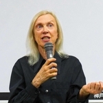 学生らを前に講演するヴァレリー・スティールさん＝神戸市灘区鶴甲３、神戸大学