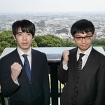 市街地を背に、王位戦第１局での健闘を誓う藤井聡太王位（左）と永瀬拓矢九段＝４日午後、愛知県小牧市