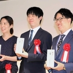 関西囲碁将棋記者クラブ賞などの表彰式に出席した（左から）福間香奈女流六冠、藤井聡太七冠、井山裕太二冠＝６月１９日、大阪府高槻市、関西将棋会館