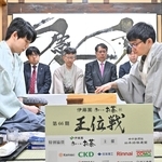 第１局で初手を指す永瀬拓矢九段（右）。左は藤井聡太王位＝５日午前、愛知県小牧市、合掌レストラン大蔵