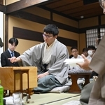 千日手指し直し局の２日目、封じ手を指す永瀬拓矢九段（中央）＝６日午前、愛知県小牧市、「合掌レストラン大蔵」