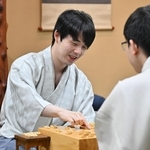 指し直し局で勝ち、対局を振り返る藤井聡太王位（左）＝６日午後、愛知県小牧市、合掌レストラン大蔵