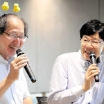 場を盛り上げようと、ひよこ形のカチューシャ姿で登場した福崎文吾九段（左）。谷川浩司十七世名人とタイトル戦での熱闘を振り返った＝５日、大阪府高槻市、関西将棋会館