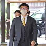 会場入りする永瀬拓矢九段＝１４日午後、神戸市北区有馬町、中の坊瑞苑（撮影・丸山桃奈）