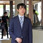 会場入りする藤井聡太王位＝１４日午後、神戸市北区有馬町、中の坊瑞苑（撮影・丸山桃奈）