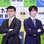 第２局に向けて意気込む藤井聡太王位（右）と永瀬拓矢九段＝１４日午後、神戸市北区有馬町、有馬温泉の旅館「中の坊瑞苑」（撮影・丸山桃奈）