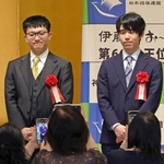 前夜祭でファンの写真撮影に応じる藤井聡太王位（右奥）と永瀬拓矢九段（左奥）＝１４日午後、神戸市北区有馬町、有馬グランドホテル（撮影・笠原次郎）