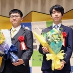 前夜祭で花束を手にする藤井聡太王位（右）と永瀬拓矢九段＝１４日午後、神戸市北区有馬町、有馬グランドホテル（撮影・丸山桃奈）