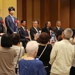 前夜祭では藤井聡太王位と永瀬拓矢九段をファンが撮影する企画も＝１４日午後、神戸市北区有馬町、有馬グランドホテル（撮影・丸山桃奈）