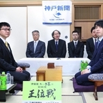 対局室を検分した藤井聡太王位（右）と永瀬拓矢九段＝１４日午後、神戸市北区有馬町、有馬温泉の旅館「中の坊瑞苑」（撮影・丸山桃奈）