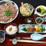 永瀬拓矢九段が１日目の昼食に選んだ「神戸牛肉うどん膳」大盛り＝１５日午後、神戸市北区有馬町、中の坊瑞苑（撮影・小林良多）