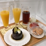 永瀬拓矢九段が１日目午後のおやつに選んだチョコレートケーキ「カルマ」やマンゴージュースなど＝１５日午後、神戸市北区有馬町、中の坊瑞苑（撮影・風斗雅博）